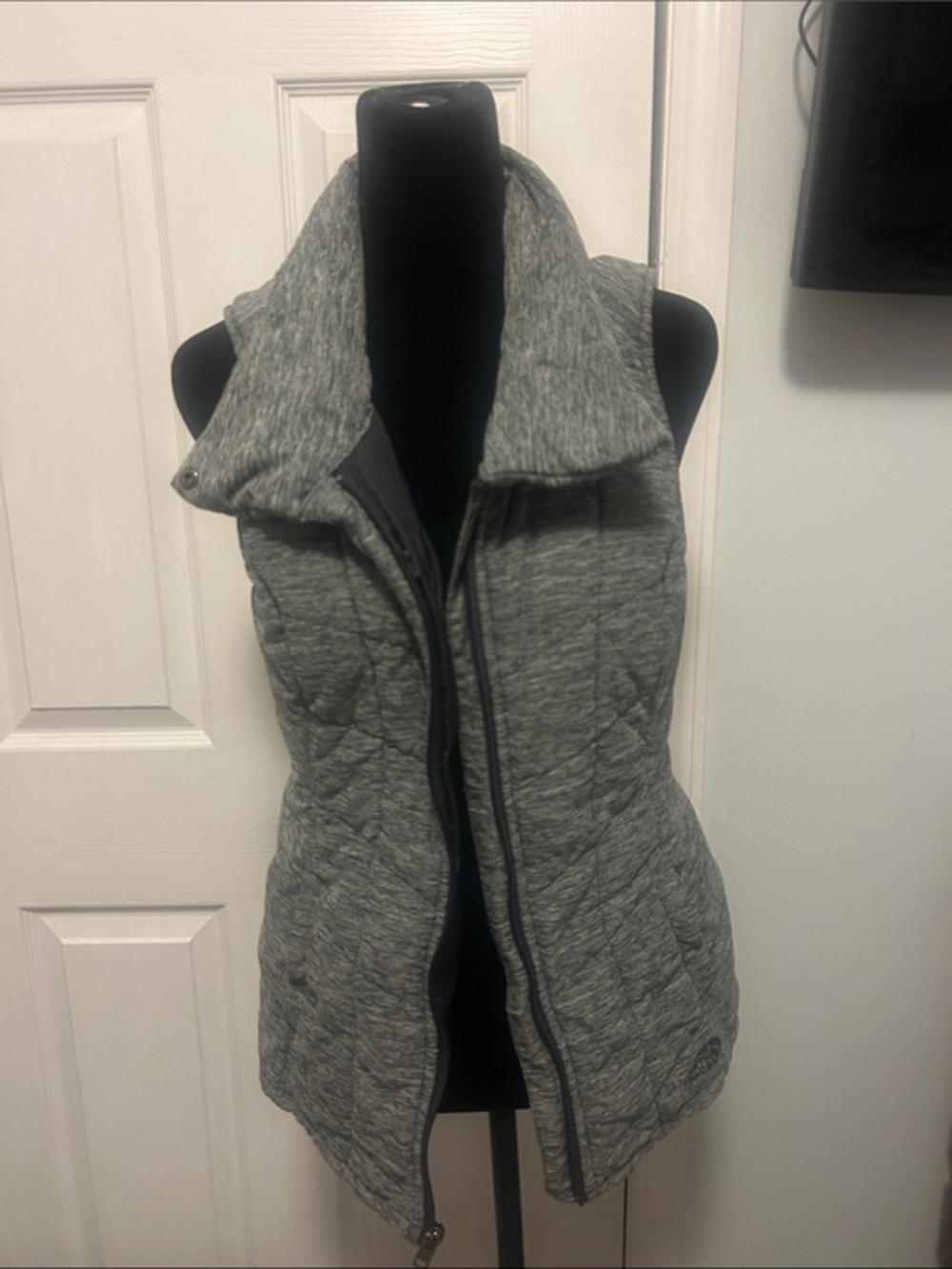 The North Face Women's Heather Gray and Black Insulated Vest